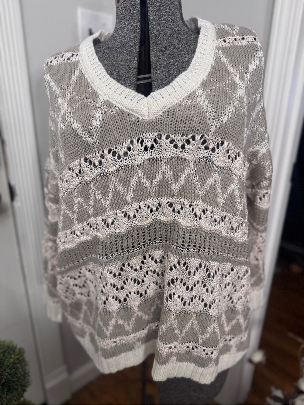 Women’s Aeropostale Neutral Patterned V‑Neck Knit Sweater Gold Thread Large